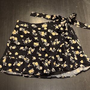 hollister faux wrap mini skirt/skort. size small. new with tags.